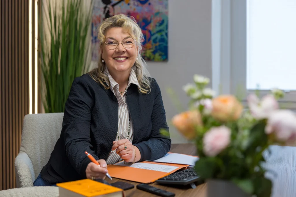 Kirsten Höner-March beim Erstgespräch am Schreibtisch