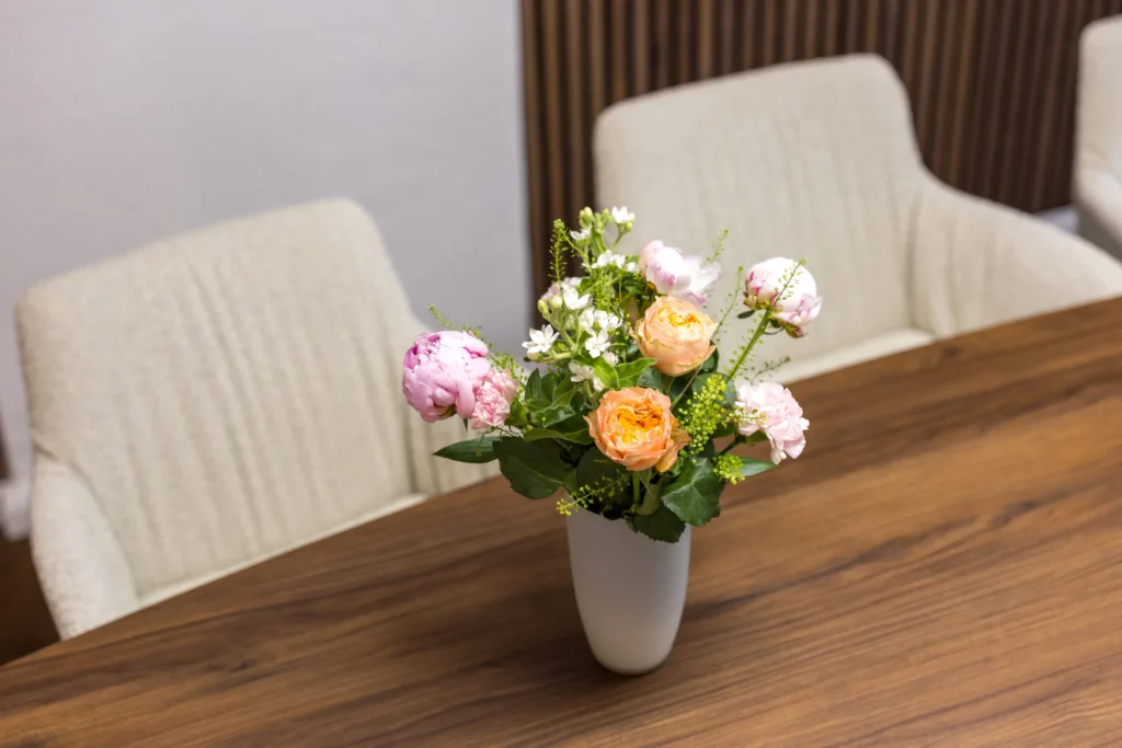 Blumenstrauß auf dem Besprechungstisch der Kanzlei