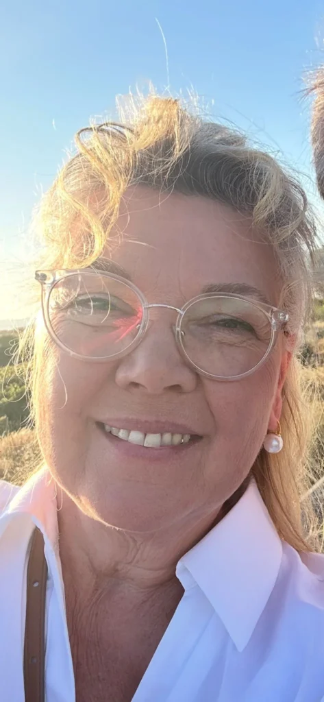 Kirsten Höner-March im Freien bei Sonnenschein
