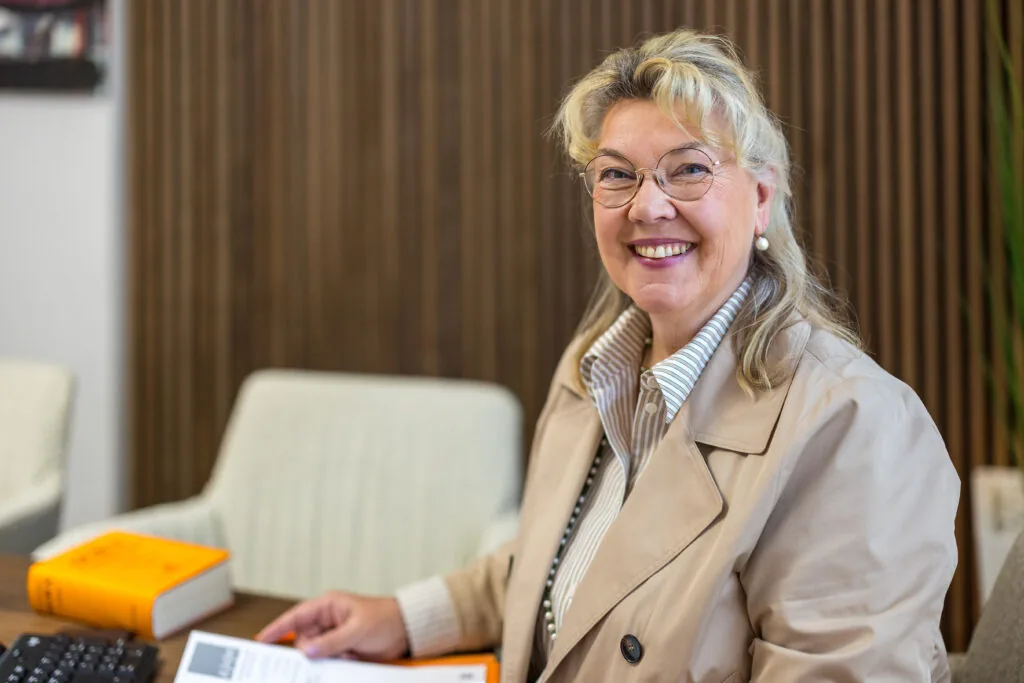 Rechtsanwältin Kirsten Höner-March am Schreibtisch in ihrer Kanzlei