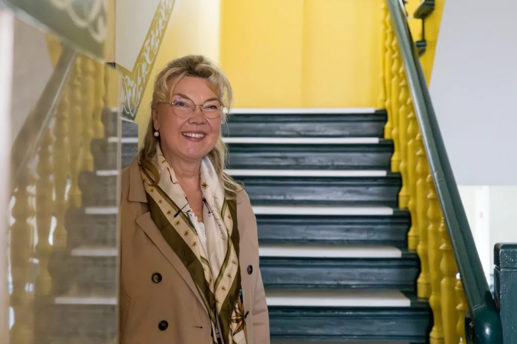 Kirsten Höner-March im Treppenhaus der Kanzlei in Eberswalde